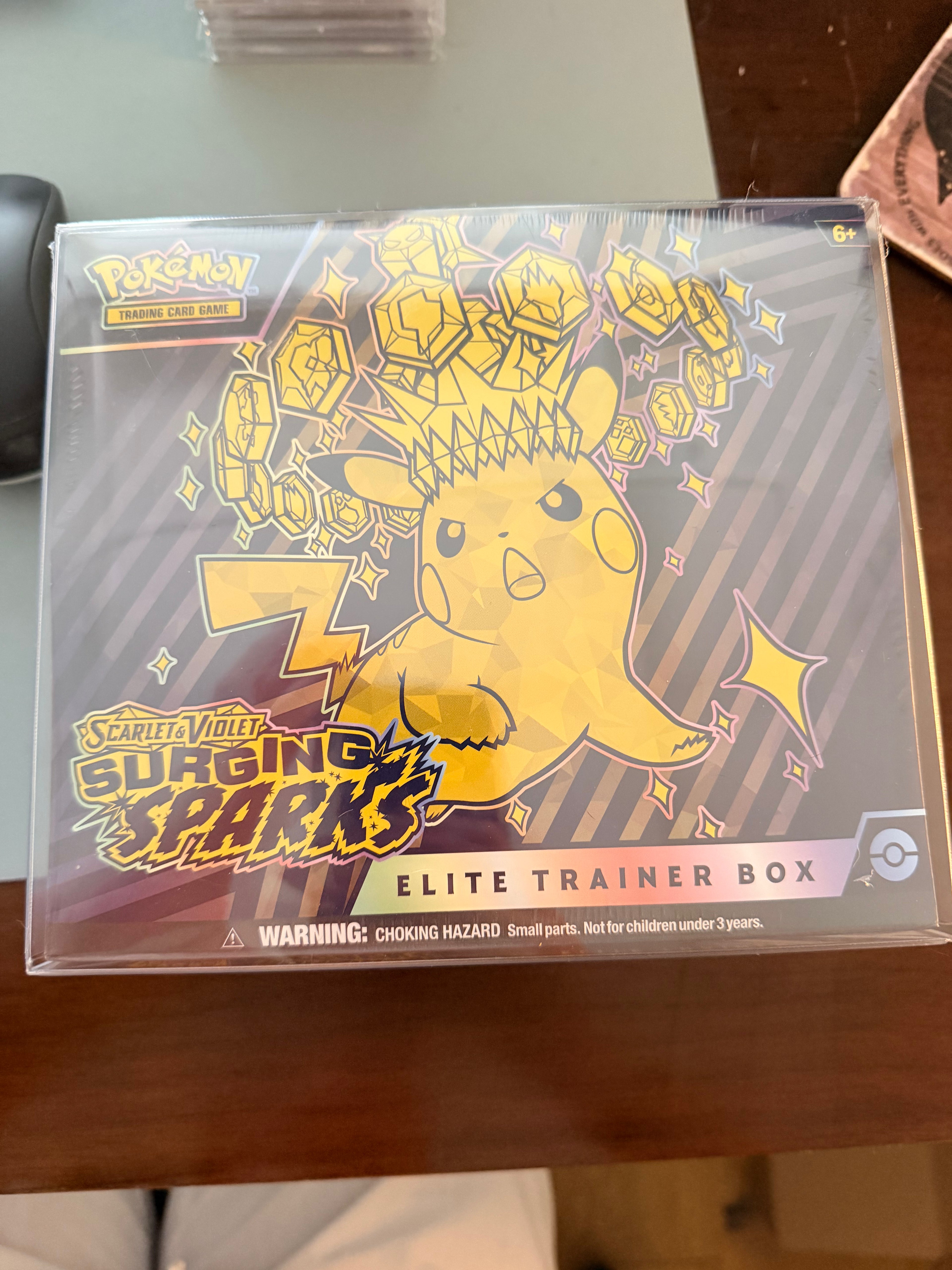 Pokémon surging sparks, elite trainer box